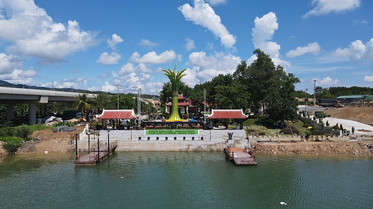 Toàn cảnh Khu tưởng niệm tại bến phà II Long Đại.