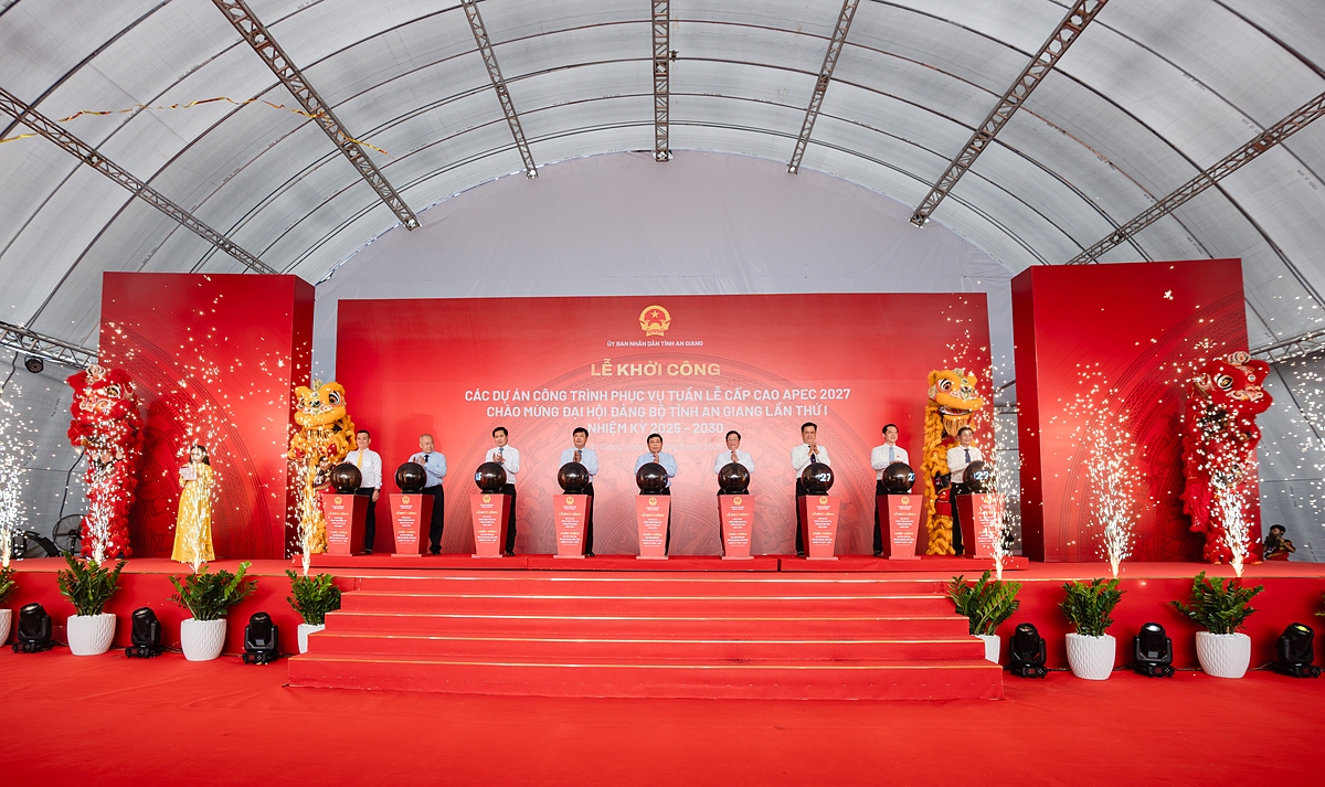 Các đại biểu tham dự lễ khởi công.