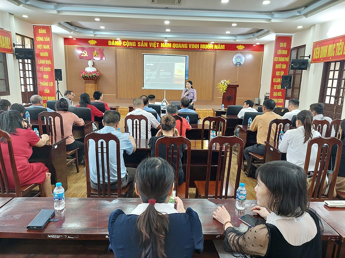 Phần thảo luận, chia sẻ kinh nghiệm ứng phó với thiên tai được các HTX tham gia sôi nổi.