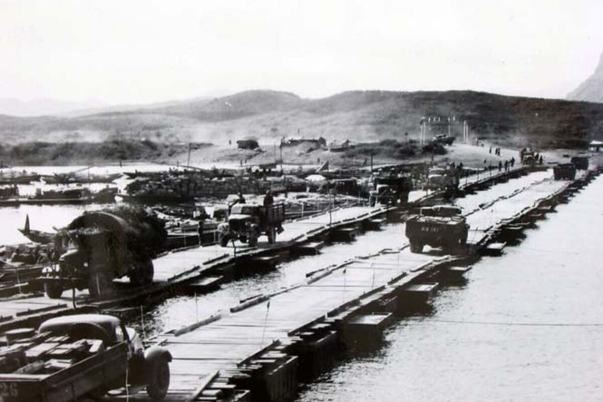 Bến phà Long Đại từng là nơi hứng chịu hàng vạn tấn bom đạn giai đoạn 1965-1972 &lpar;Ảnh tư liệu&rpar;