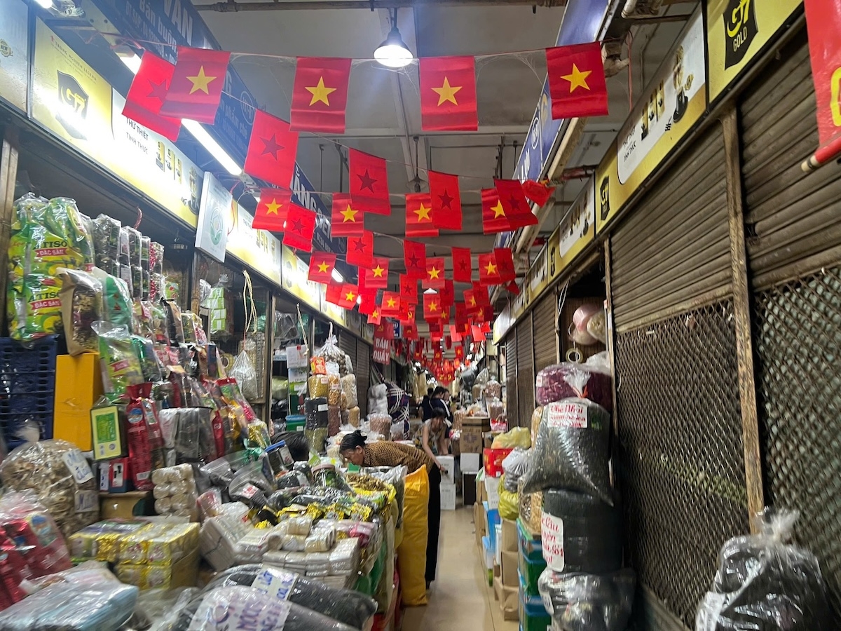 Nhiều hộ kinh doanh tại chợ Đồng Xuân &lpar;Hà Nội&rpar; cho biết khó khăn trong việc thực hiện chuyển từ thuế khoán sang kê khai và mức thuế phải nộp.