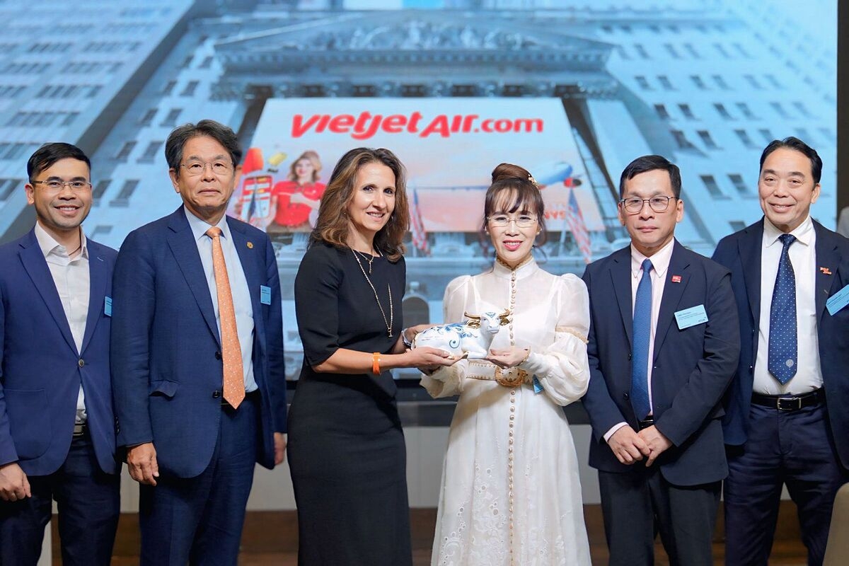 Chủ tịch NYSE Lynn Martin &lpar;váy đen&rpar; chào mừng Chủ tịch Vietjet Nguyễn Thị Phương Thảo thăm NYSE.