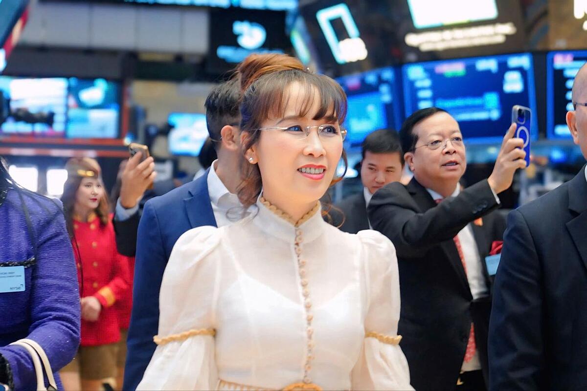 Trong chuyến thăm, Chủ tịch Vietjet cũng tham dự nghi thức rung chuông kết thúc phiên giao dịch lúc 16h00.