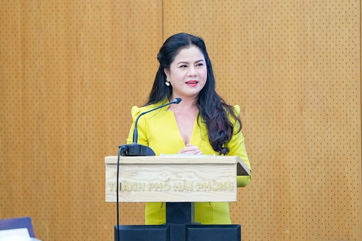 Bà Trần Thị Hoàng Mai – Giám đốc Sở VHTTDL Hải Phòng thông tin về các hoạt động văn hoá tại Lễ hội. Ảnh: TH