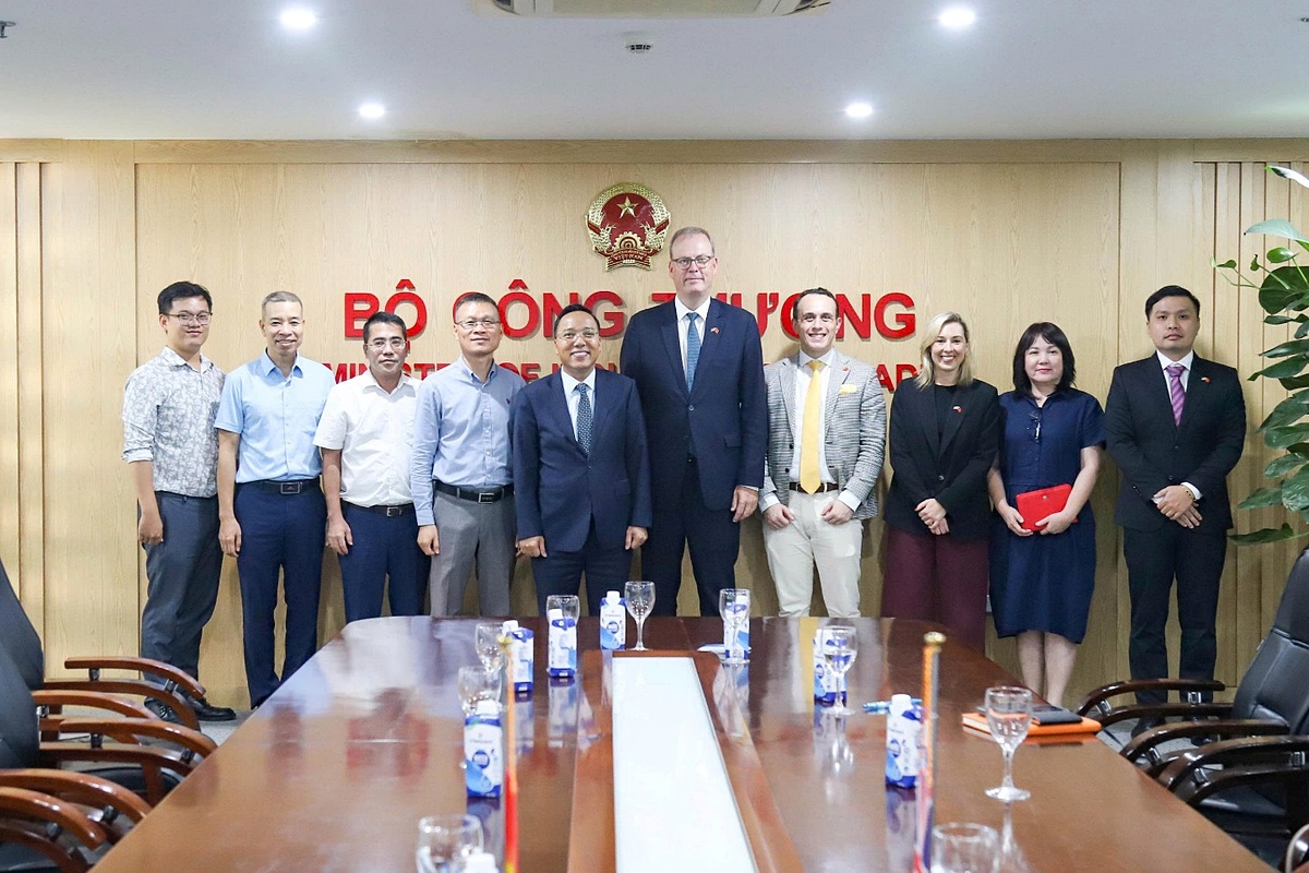 Thứ trưởng Nguyễn Hoàng Long tiếp và làm việc với Quỹ UK Export Finance của Vương Quốc Anh.