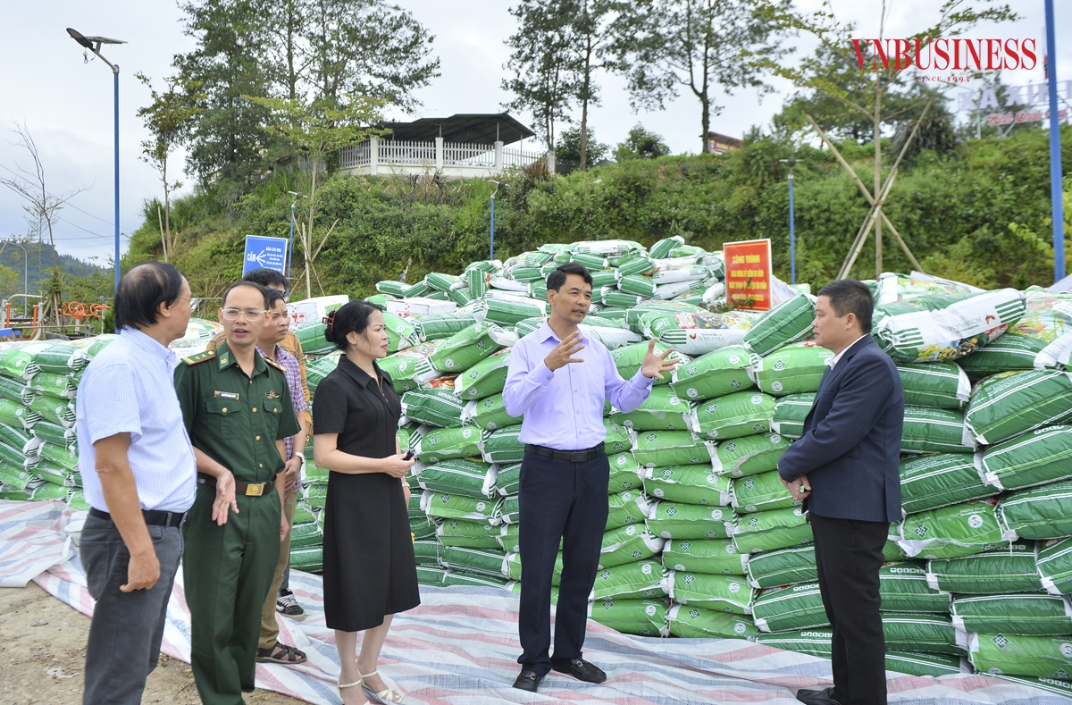 Phó Chủ tịch Liên minh HTX Việt Nam Đinh Hồng Thái trao đổi nghiệp vụ với HTX Nông nghiệp Xín Mần tại khu vực bàn giao vật tư.