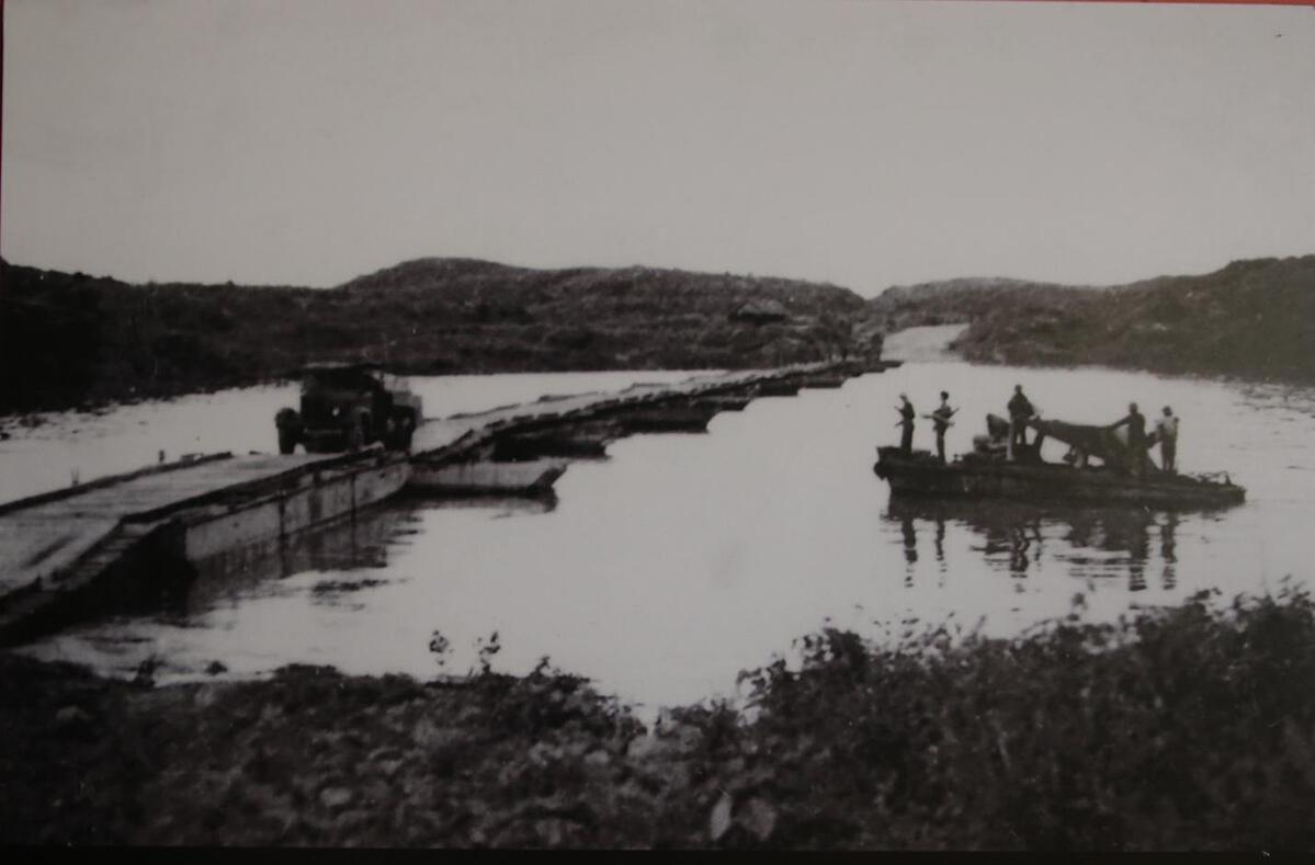 Cầu phao Long Đại, ảnh chụp năm 1972. &lpar;Ảnh tư liệu&rpar;