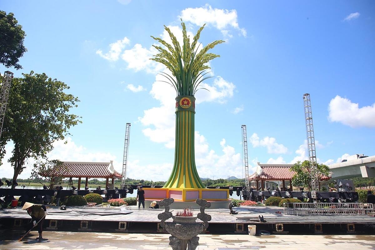 Điểm nhấn là Đài tưởng niệm mới, mô phỏng hình bó lúa gồm 16 bông cao 16 mét trên khối bệ hình ngôi sao.