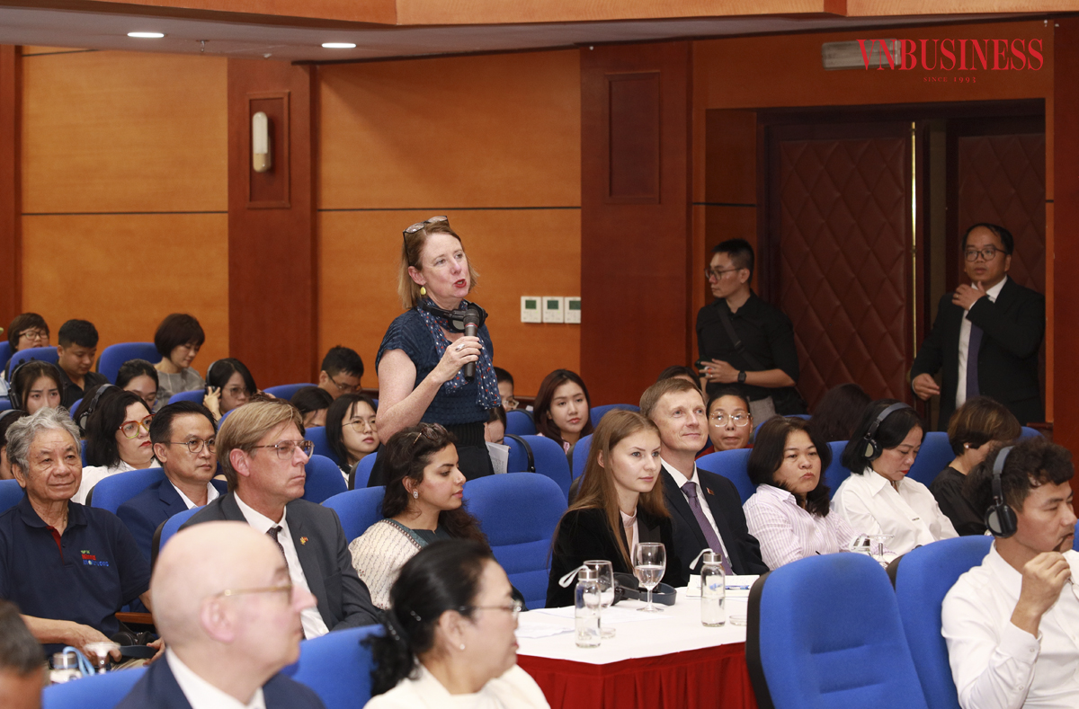 Đại diện các quốc gia, tổ chức quốc tế đóng góp ý kiến tại họp báo.