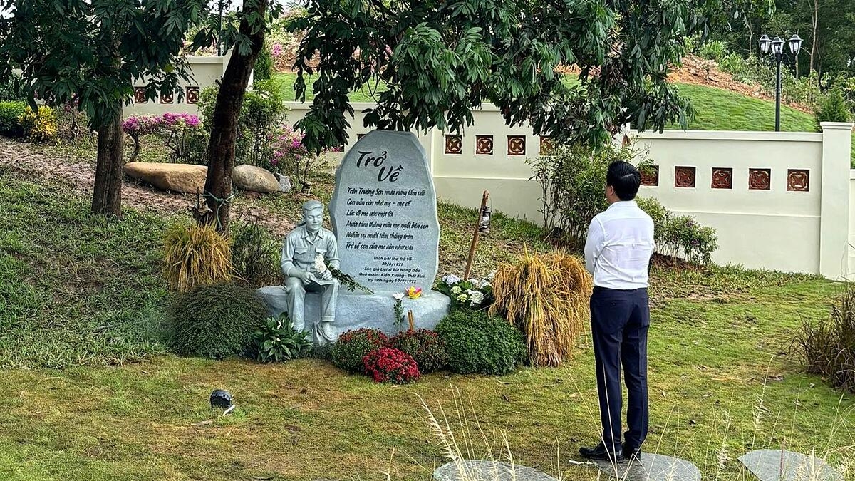 Bức tượng và bài thơ của liệt sĩ Bùi Năng Đắc trong khuôn viên khu di tích.