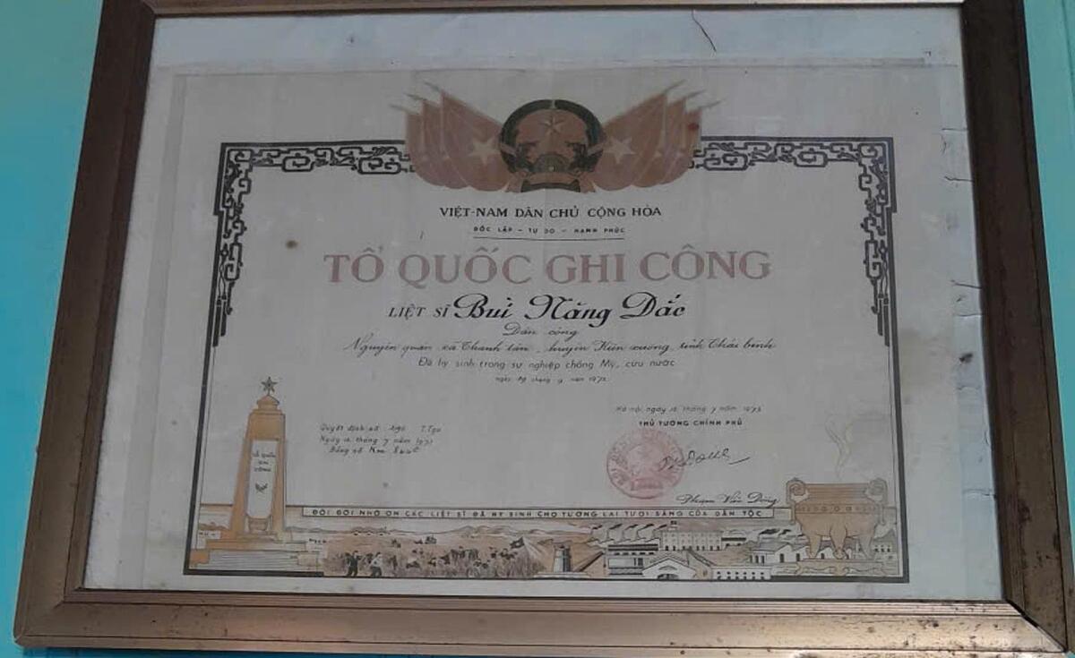 Tấm bằng Tổ quốc ghi công của liệt sĩ Bùi Năng Đắc được treo trang trọng tại quê nhà. &lpar;Ảnh: Gia đình cung cấp&rpar;