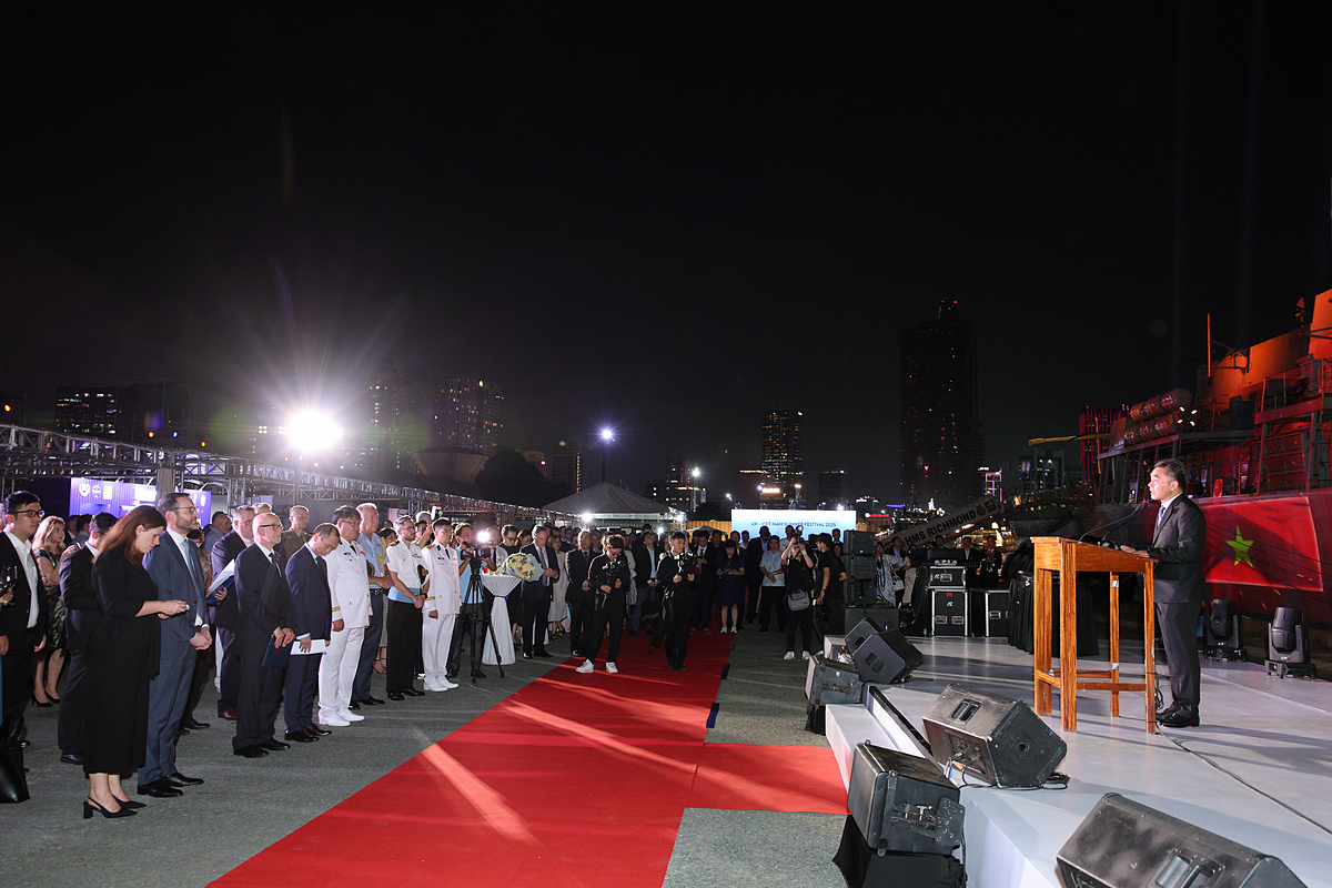 Nhân dịp này, Tổng Lãnh sự quán Anh tại TP.HCM đã tổ chức Lễ hội mùa hè Vương quốc Anh - Việt Nam 2025 &lpar;UK - Vietnam Summer Festival&rpar; để chào đón tàu HMS Richmond cũng như mừng kỷ niệm 15 năm nâng cấp quan hệ Đối tác Chiến lược Vương quốc Anh - Việt Nam. Chương trình có sự tham dự của đại diện các đại sứ quán, các lãnh sự quán tại TP.HCM, lãnh đạo TP.HCM và người đứng đầu các doanh nghiệp Anh tại Việt Nam &lpar;Ảnh: Nguyễn Hoàng&rpar;.