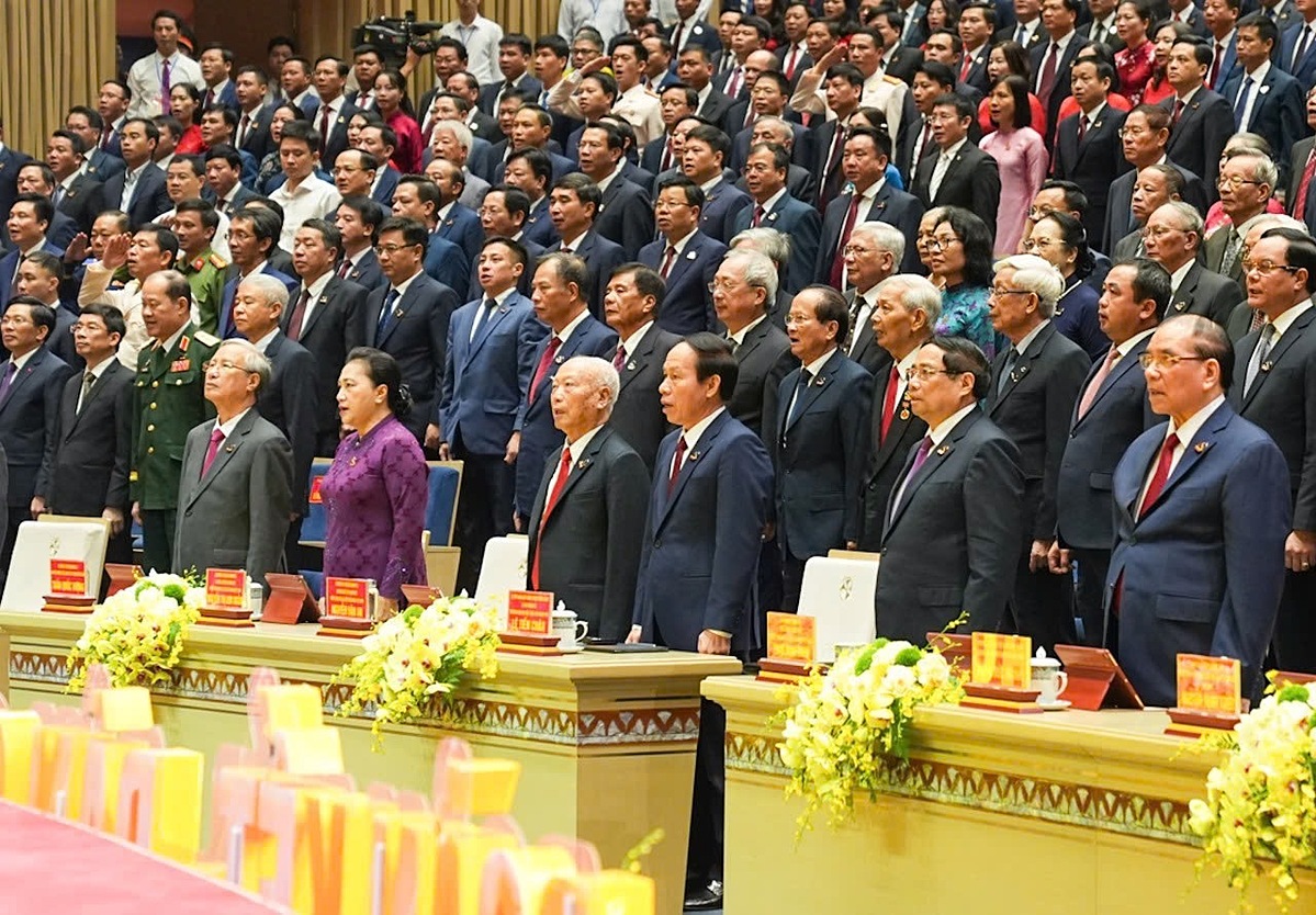 Các đại biểu làm lễ chào cờ. &lpar;Ảnh: Đàm Thanh&rpar;