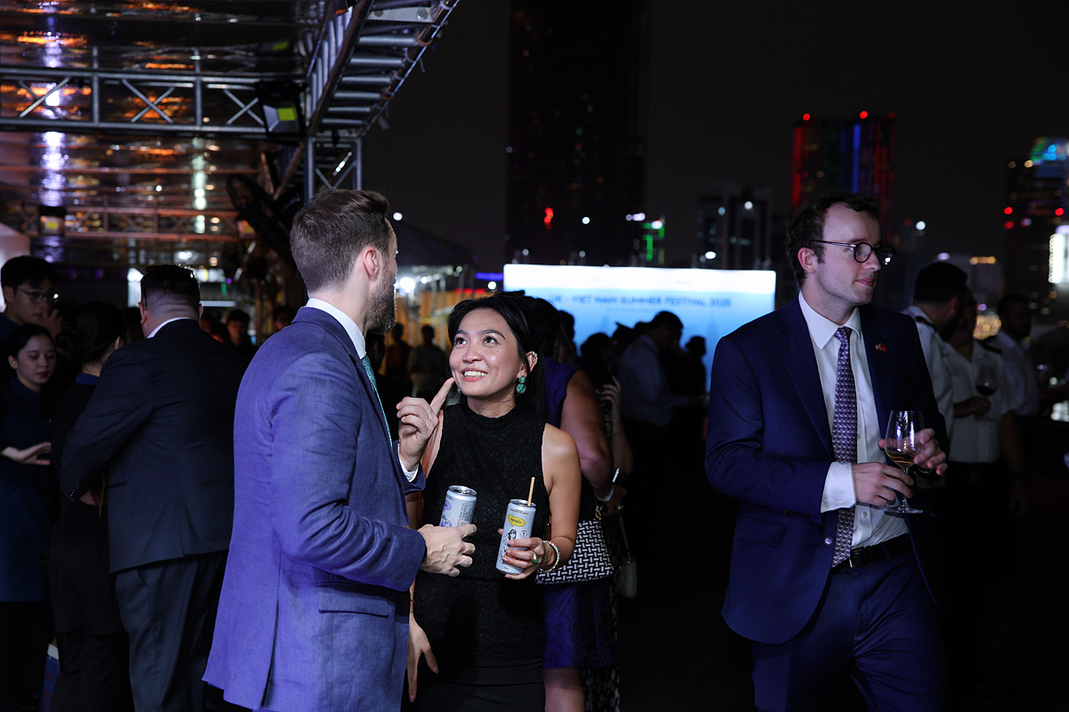 Được lên men chậm từ lá trà xanh hữu cơ theo cách ủ truyền thống trong 6 tháng dài, trà kombucha HAYĐẤY nhanh chóng lấy lòng những vị khách yêu thích đồ uống tốt cho sức khỏe &lpar;wellness drink&rpar;. Hương trà ngào ngạt, lại có gaz và vị chua nhẹ ưng ý của những lon kombucha trở thành “chất xúc tác” thú vị cho những câu chuyện kết nối quốc tế. &lpar;Ảnh: Nguyễn Hoàng&rpar;.