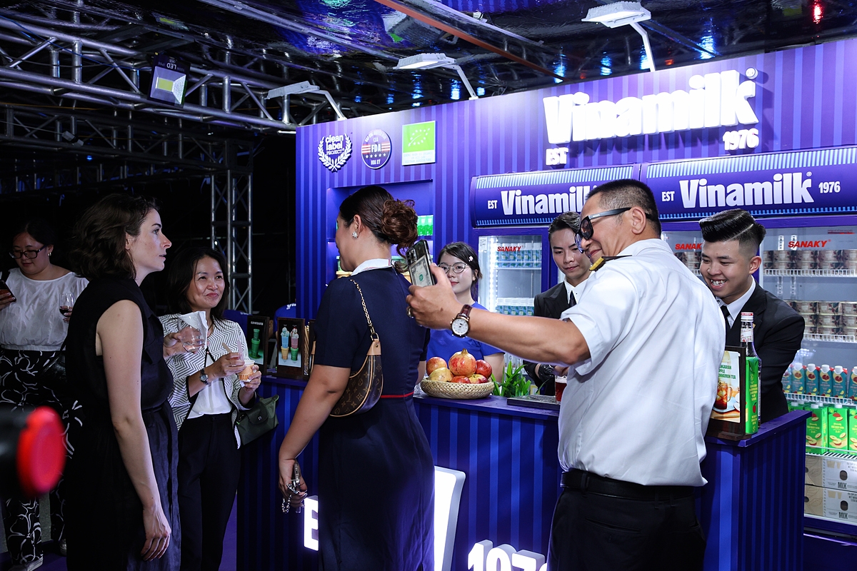 Bên cạnh các hoạt động giao lưu văn hóa và trình diễn nghệ thuật, một chi tiết đặc biệt khiến nhiều khách mời quốc tế bất ngờ: sản phẩm Vinamilk – thương hiệu sữa dẫn đầu tại Việt Nam – được phục vụ như món ẩm thực Việt độc đáo tại sự kiện &lpar;Ảnh: Nguyễn Hoàng&rpar;.