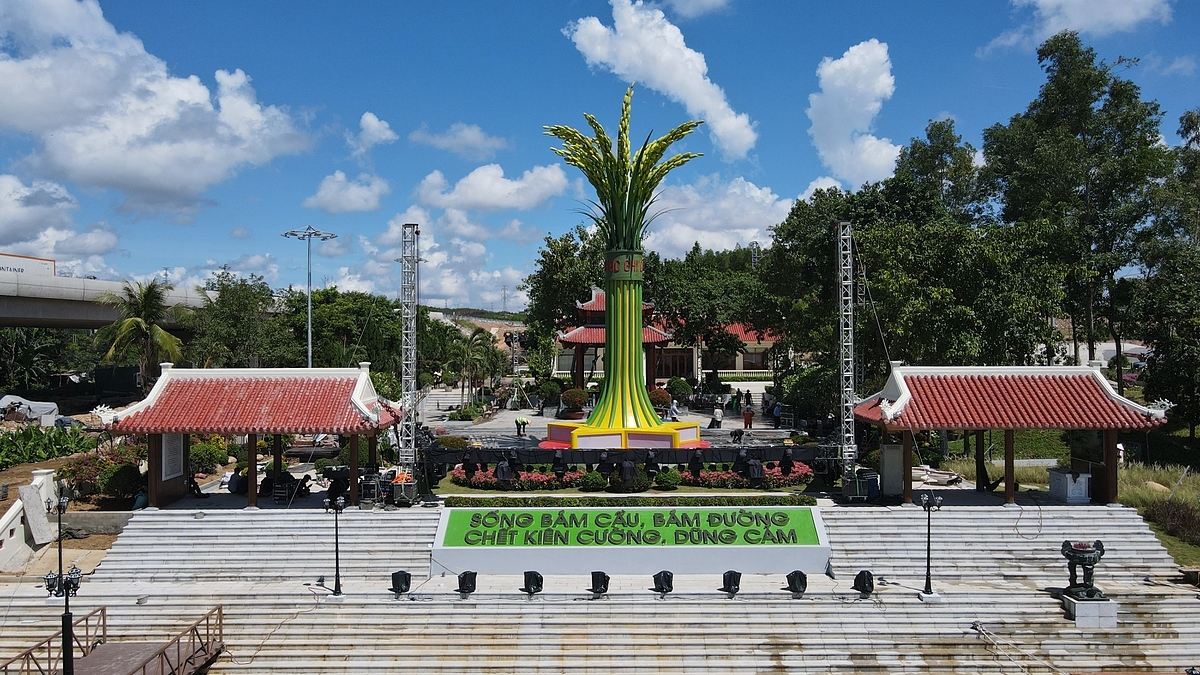 Công trình tôn tạo Khu tưởng niệm nơi hy sinh của 16 thanh niên xung phong &lpar;tháng 9/1972&rpar; tại Bến phà 2 Long Đại.