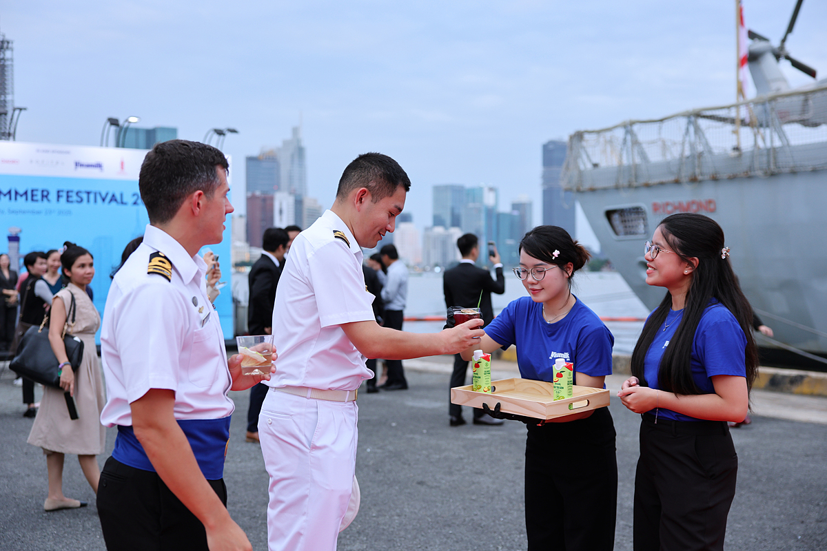 “Đắt khách” không kém là những ly mocktail của nhà Vinamilk. Các sản phẩm nước ép từ những loại trái cây nhiệt đới được biến tấu theo những công thức độc đáo để giữ trọn hương vị tươi mát, trở thành dư vị khó quên trong lòng thực khách quốc tế &lpar;Ảnh: Nguyễn Hoàng&rpar;.