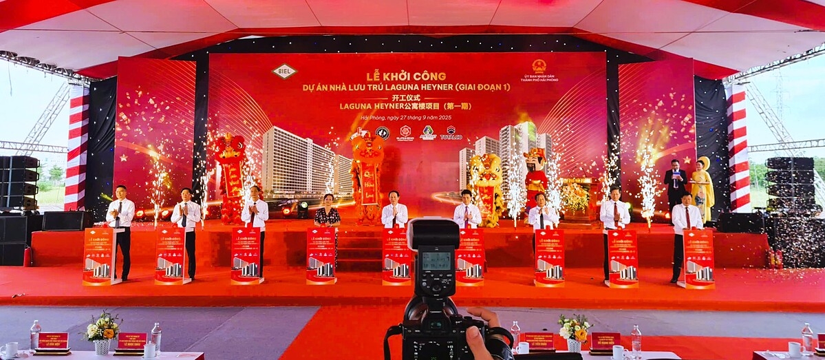 Các đại biểu bấm nút khởi công công trình nhà lưu trú Laguna Heyner.