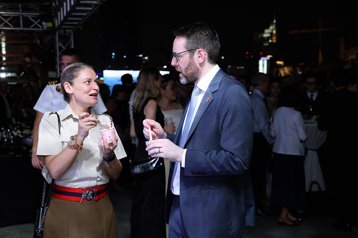 Trong không gian của một sự kiện ngoài trời, các sản phẩm kem gelato Vinamilk là lựa chọn được săn đón nhiều nhất. Lấy cảm hứng từ món kem trứ danh của Ý, gelato chinh phục khẩu vị của nhiều khách quốc tế ngay từ cái chạm đầu tiên nhờ chất kem dẻo mềm, quyện đặc, kéo sánh &lpar;Ảnh: Nguyễn Hoàng&rpar;.