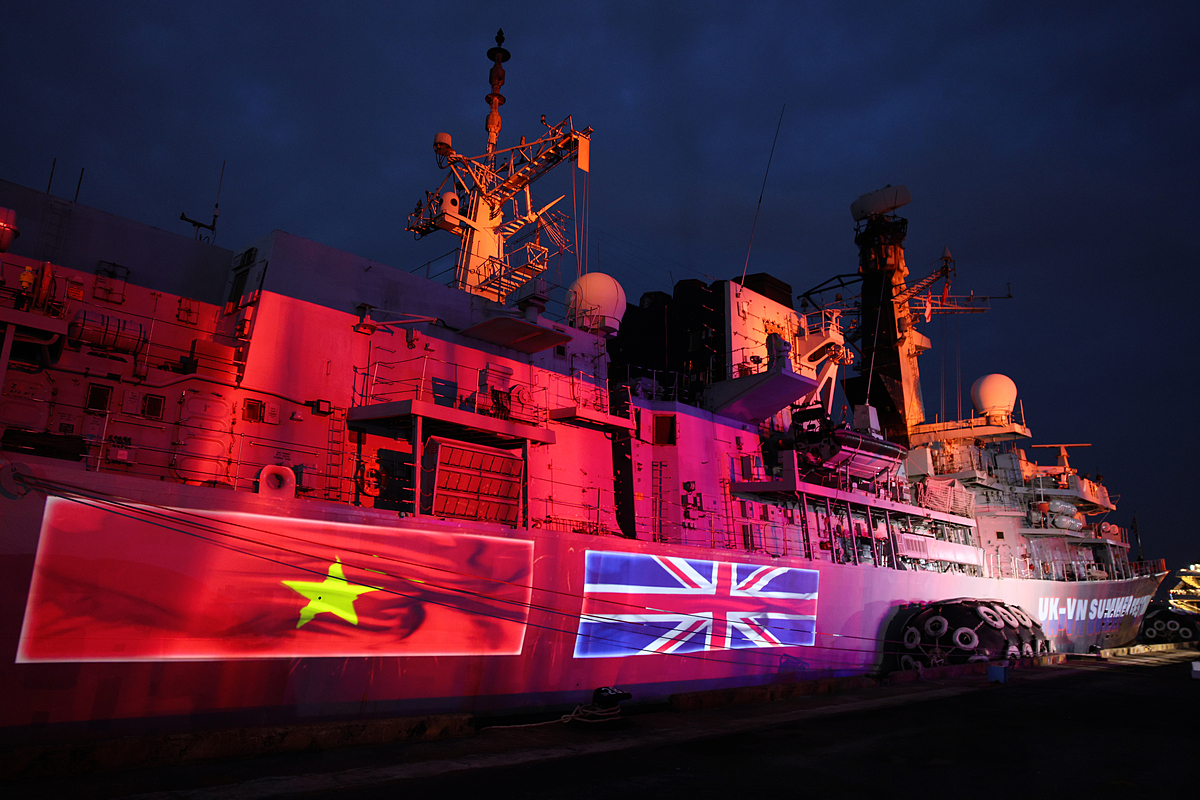 Cập cảng Nhà Rồng &lpar;TP.HCM&rpar; sáng ngày 22/09/2025, tàu hộ vệ đa nhiệm HMS Richmond của Hải quân Hoàng gia Anh, bắt đầu chuyến thăm hữu nghị TP.HCM. Chuyến thăm diễn ra đúng dịp Anh và Việt Nam kỷ niệm 15 năm thiết lập quan hệ Đối tác Chiến lược, nhấn mạnh cam kết ngoại giao và sự củng cố hợp tác an ninh, quốc phòng &lpar;Ảnh: Nguyễn Hoàng&rpar;.