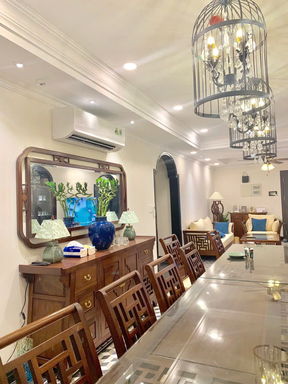 Grandbois đã kiên định lựa chọn gỗ tự nhiên hợp pháp làm chất liệu chủ đạo, đặc biệt là gỗ gụ và Cẩm lai Nam Phi – loại gỗ nổi tiếng bởi độ bền, màu sắc sang trọng và vân gỗ tinh xảo.