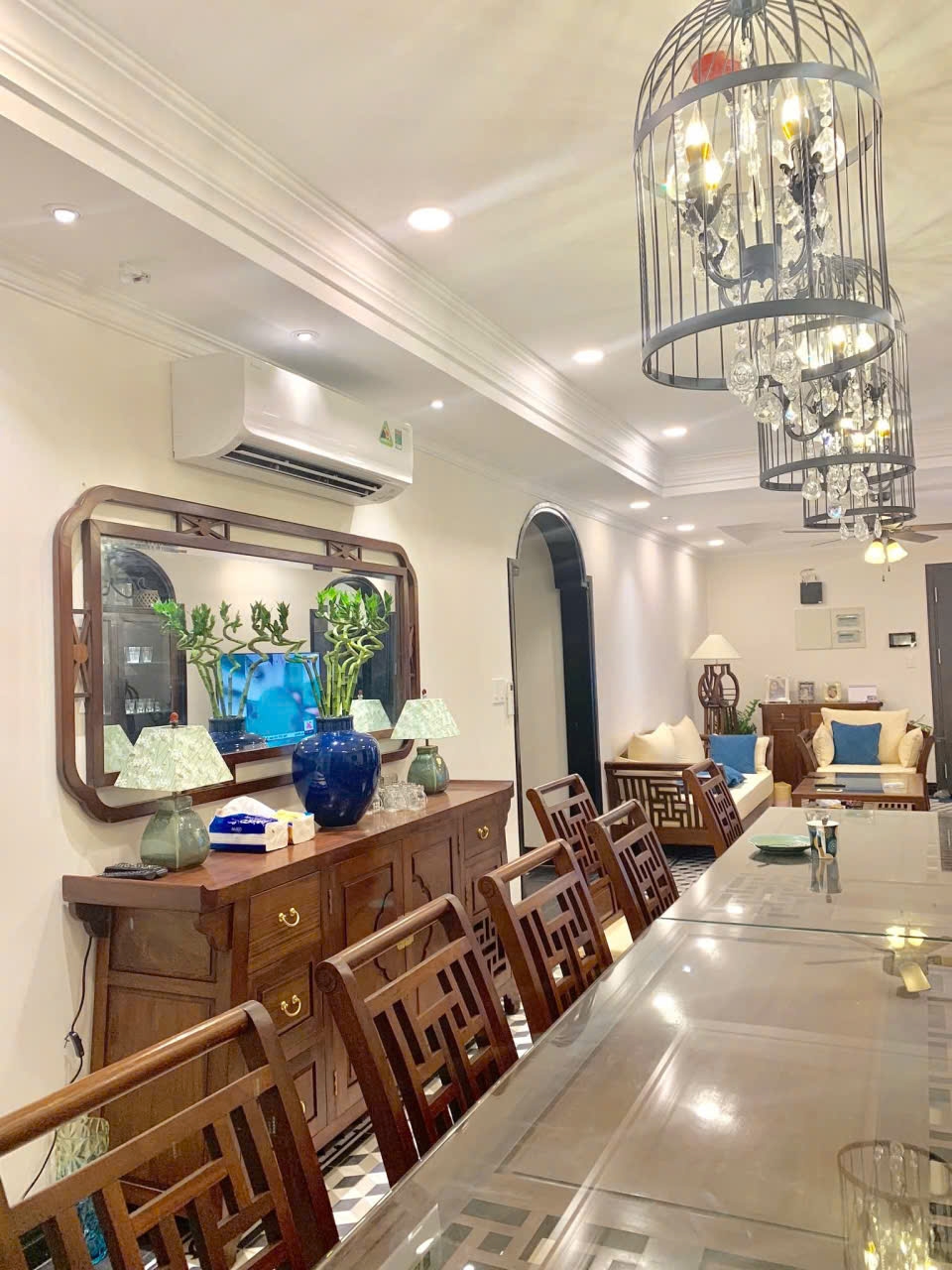 Grandbois đã kiên định lựa chọn gỗ tự nhiên hợp pháp làm chất liệu chủ đạo, đặc biệt là gỗ gụ và Cẩm lai Nam Phi – loại gỗ nổi tiếng bởi độ bền, màu sắc sang trọng và vân gỗ tinh xảo.