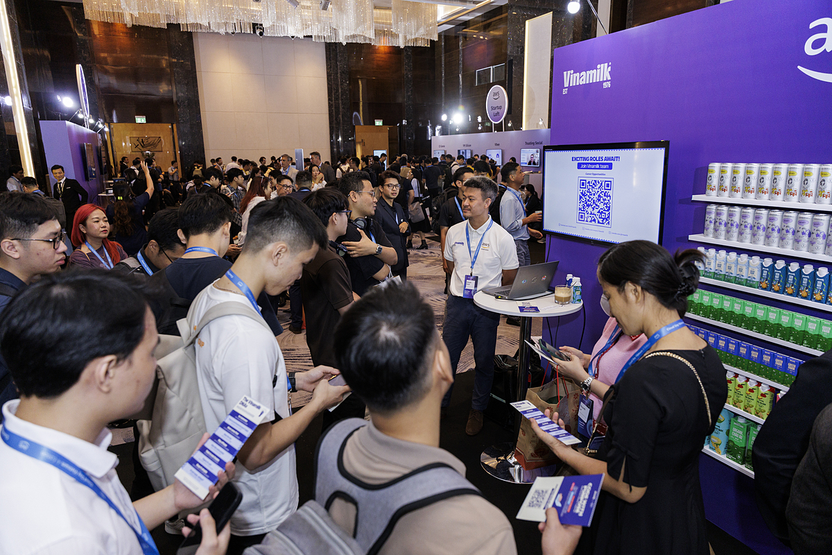 Gian hàng Vinamilk thu hút sự quan tâm của nhiều khách tham dự tại sự kiện AWS Cloud Day Việt Nam 2025 &lpar;Ảnh: AWS&rpar;.