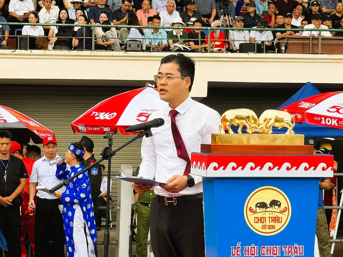 Chủ tịch UBND phường Đồ Sơn khai mạc lễ hội.