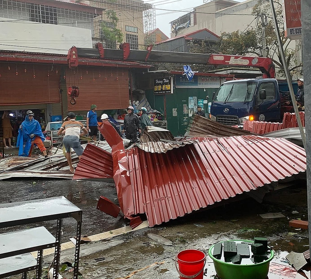 Nhiều nhà dân tại xã Vĩnh Hải - TP Hải Phòng bị tốc mái do lốc xoáy diễn ra vào sáng ngày 29/9.
