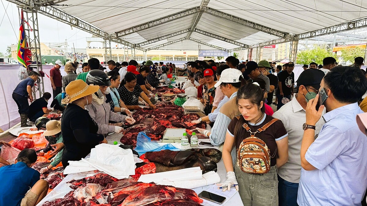 BTC bố trí riêng khu vực giết mổ và bán thịt trâu chọi đảm bảo an toàn vệ sinh và an ninh khu vực lễ hội.