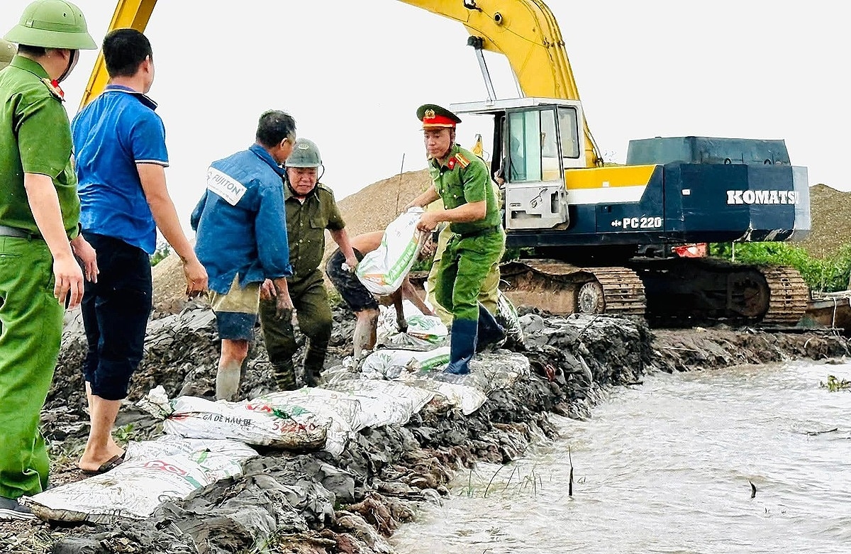 Lực lượng công an xã Kiến Hưng phối hợp cùng Quân sự và các ban ngành, đoàn thể khẩn trương xử lý các điểm đê bối xung yếu tại địa bàn.