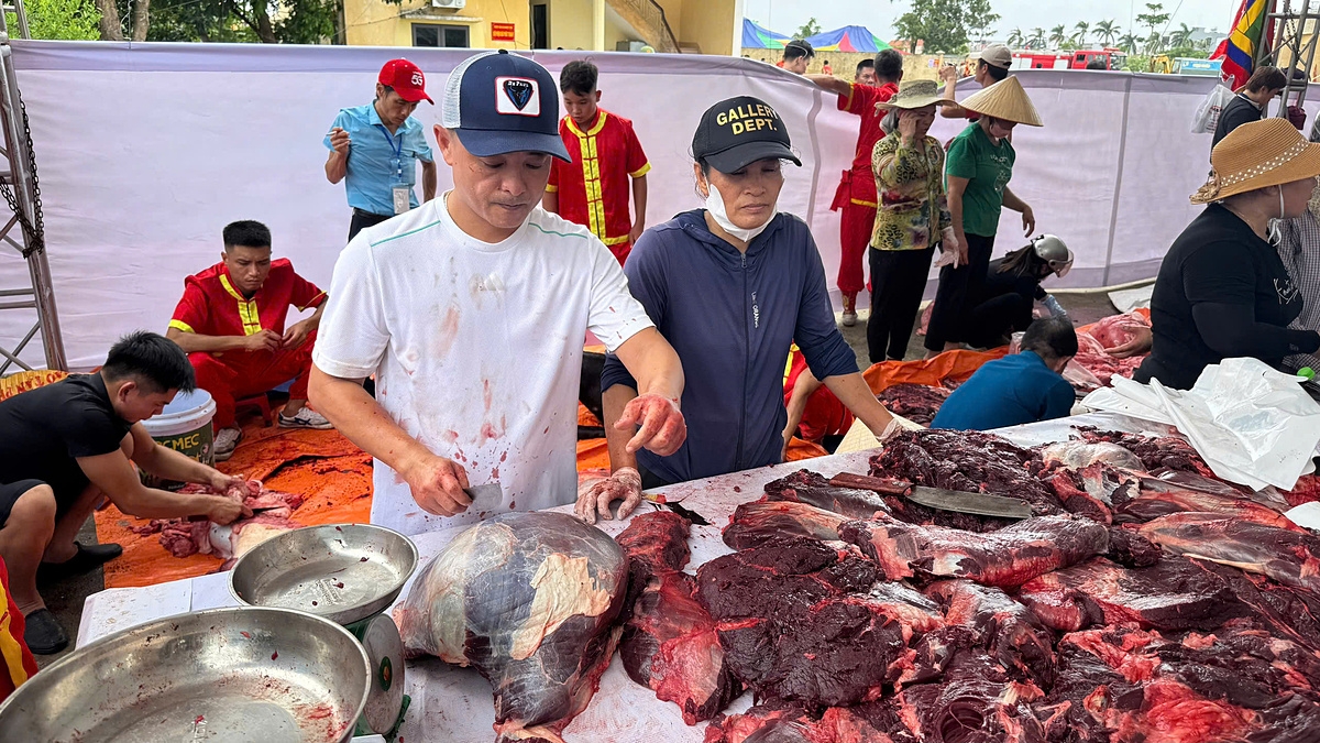 Dù giá thị trâu cao tiền triệu nhưng khách vẫn nườm nượp xếp hàng để mua với tâm lý cầu may.