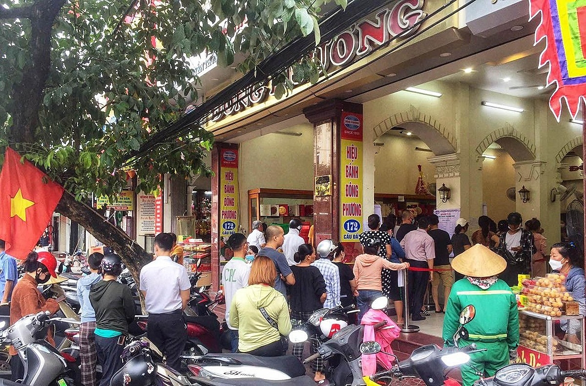 Xếp hàng mua bánh Trung thu Đông Phương là đặc sản ở Hải Phòng mùa trăng rằm.
