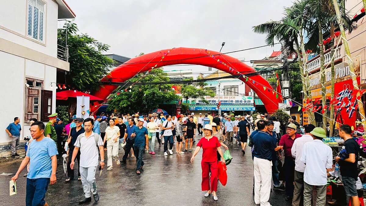 Dòng người nườm nượp về xem chọi Trâu Đồ Sơn sáng nay.