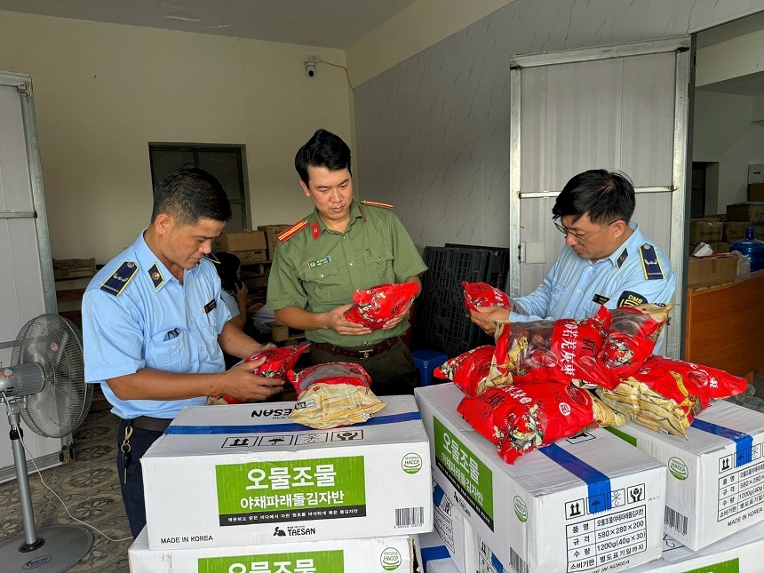 Nhằm bảo vệ quyền lợi người tiêu dùng trong dịp Tết Trung thu năm 2025, những ngày qua các Đội Quản lý thị trường trên địa bàn TP. Hà Nội đã đồng loạt ra quân, phát hiện và xử lý nhiều vụ vi phạm liên quan đến kinh doanh hàng hóa nhập lậu, không rõ nguồn gốc xuất xứ.