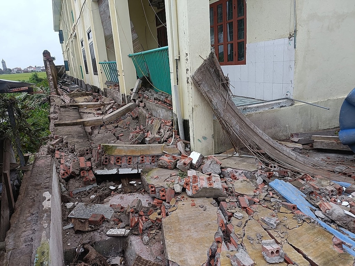 Lốc xoáy khiến trường Mầm non Hòa Bình xã Nguyễn Bỉnh Khiêm bị ảnh hưởng nặng nề.