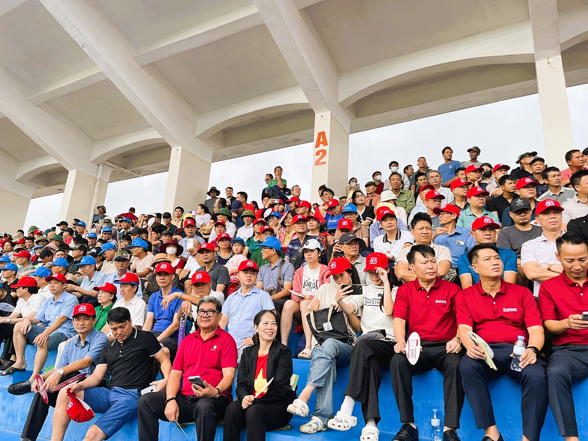 Thời tiết nắng nhẹ, tạo thuận lợi cho du khách xem chọi trâu trọn vẹn hơn.