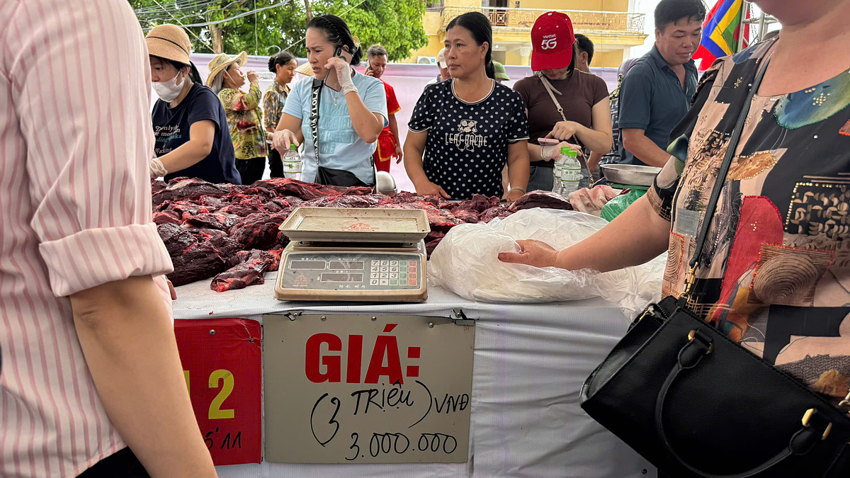 Giá bán thịt trâu chọi dù cao vẫn đông người mua.