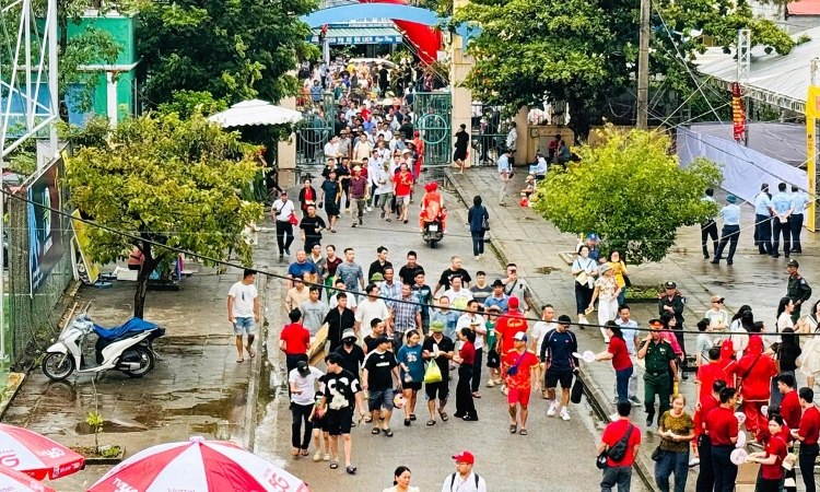 Lễ hội chọi trâu Đồ Sơn thu hút hàng vạn lượt khách, giá thịt trâu chọi 3 triệu đồng/kg