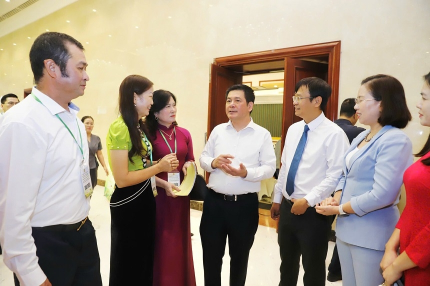 Bộ trưởng Bộ Công Thương Nguyễn Hồng Diên &lpar;Thứ tư từ trái sang&rpar; trao đổi cùng các hợp tác xã, đại biểu tại Diễn đàn.