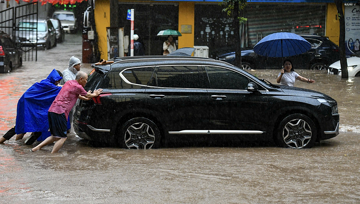 Nhiều tuyến phố ngập sâu chỉ sau vài giờ mưa.