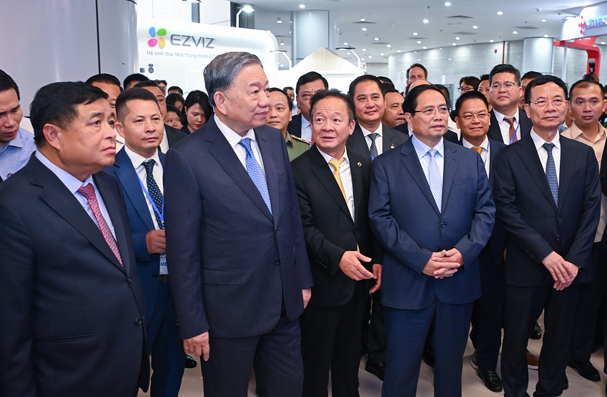 Tổng Bí thư Tô Lâm, Thủ tướng Phạm Minh Chính cùng các lãnh đạo các Bộ, ngành thăm quan gian trưng bày của T&T Group tại sự kiện.