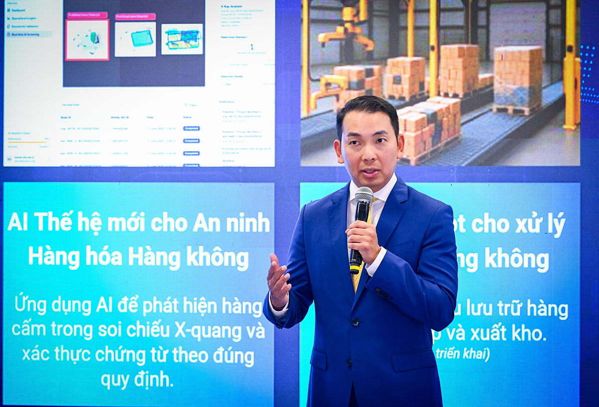 Tiến sĩ Yap Kwong Weng, CEO Việt Nam SuperPort™ trình bày những giải pháp đổi mới sáng tạo tại “siêu cảng” ICD Vĩnh Phúc – Việt Nam SuperPortTM.