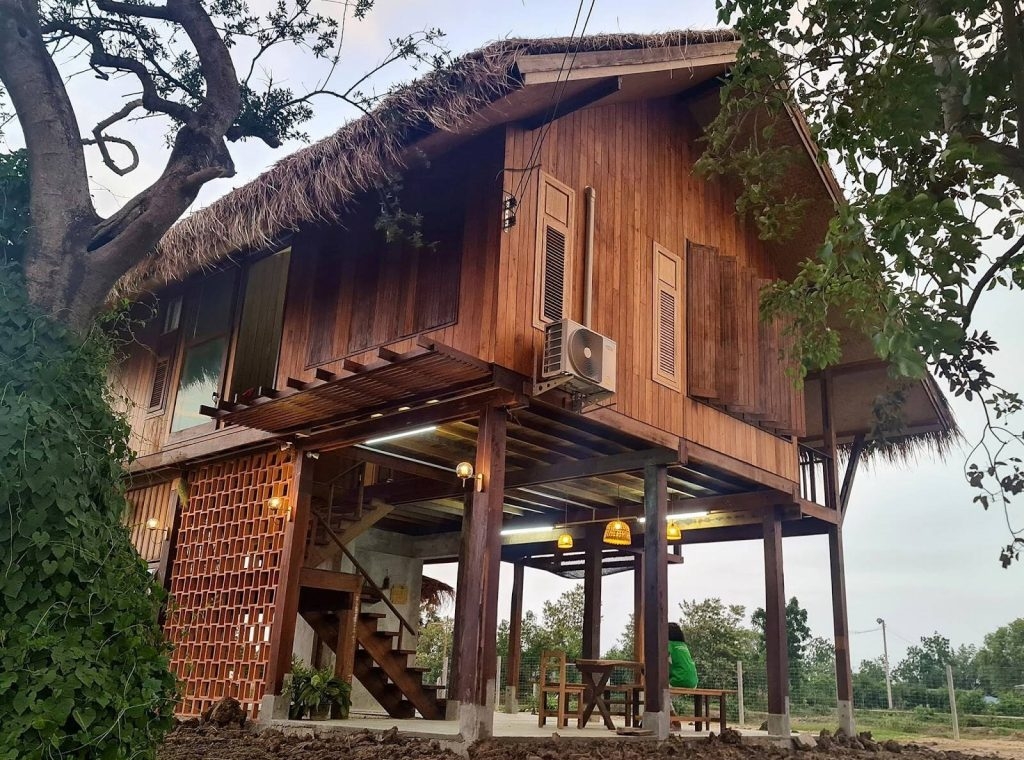 Xây dựng nhà chống lũ ở những vùng hay bị bão lũ là rất cần thiết đối với người dân.