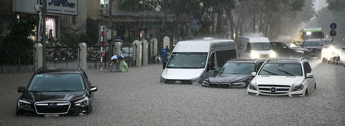 Nhiều phương tiện nằm im tại chỗ chờ cứu hộ.