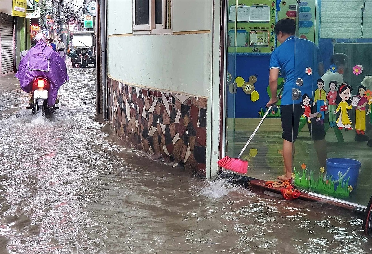 Nhà mặt đất, ngập úng nhưng giá bán như trên thiên đình.