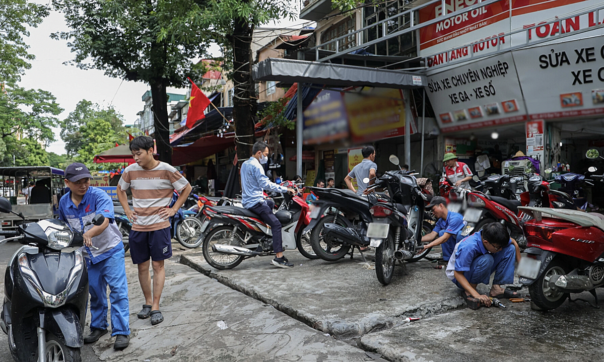 Nhiều cửa hàng đã đông nghẹt từ sáng sớm.