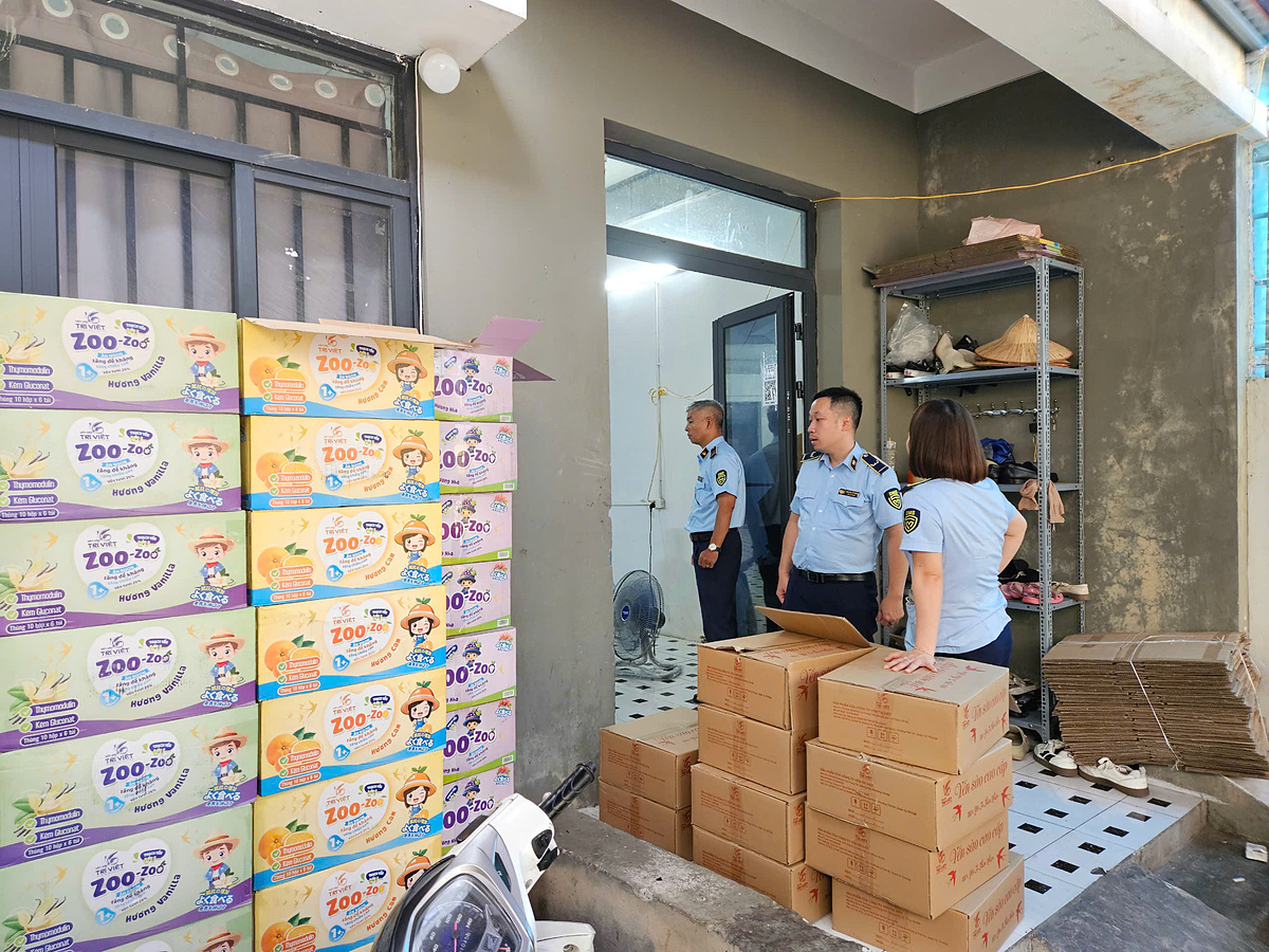 Các sản phẩm thạch yến, sữa có dấu hiệu là hàng giả bị tạm giữ tại hiện trường.