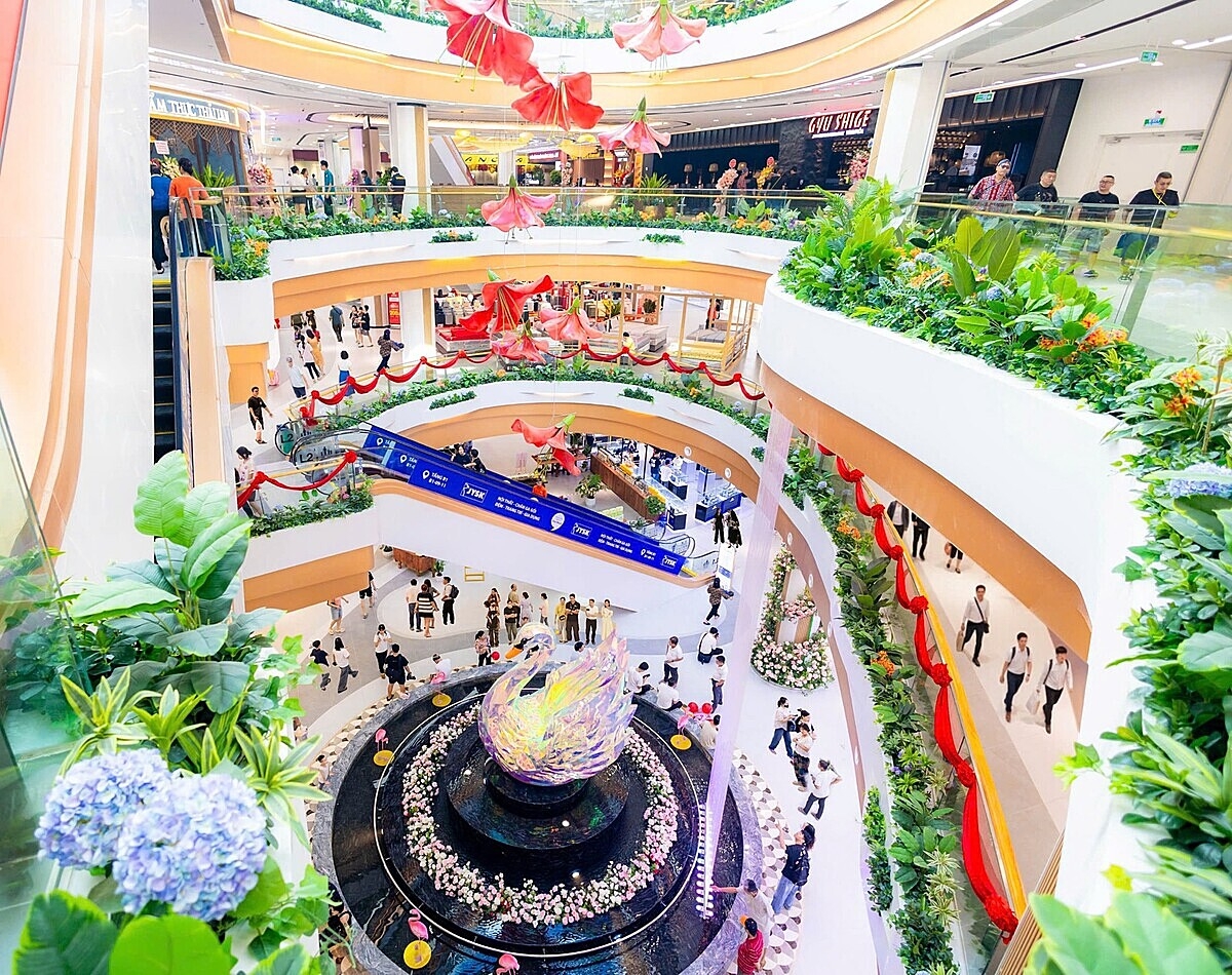 Hành trình thưởng ngoạn 05 khu vườn hoàng gia tại mỗi tầng TTTM.