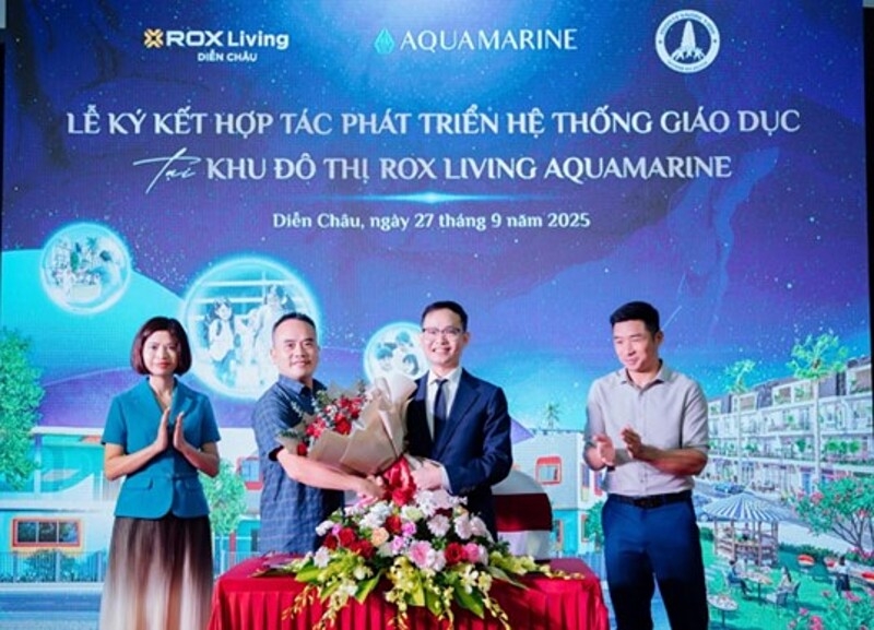 Ông Vũ Đức Tuyên, Giám đốc Kinh doanh Công ty TNHH Oleco - Nam Quang và ông Nguyễn Nghĩa Lâm, Tổng giám đốc Công t y TNHH Xây d ựng v à Bất động sản Johoo Việt Nam - Chủ quản của Hệ thống mầm non Montessori Vinh ký thỏa thuận hợp tác.